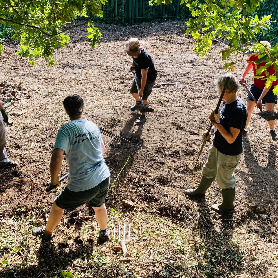 VOLUNTEER WORKERS DIGGINB