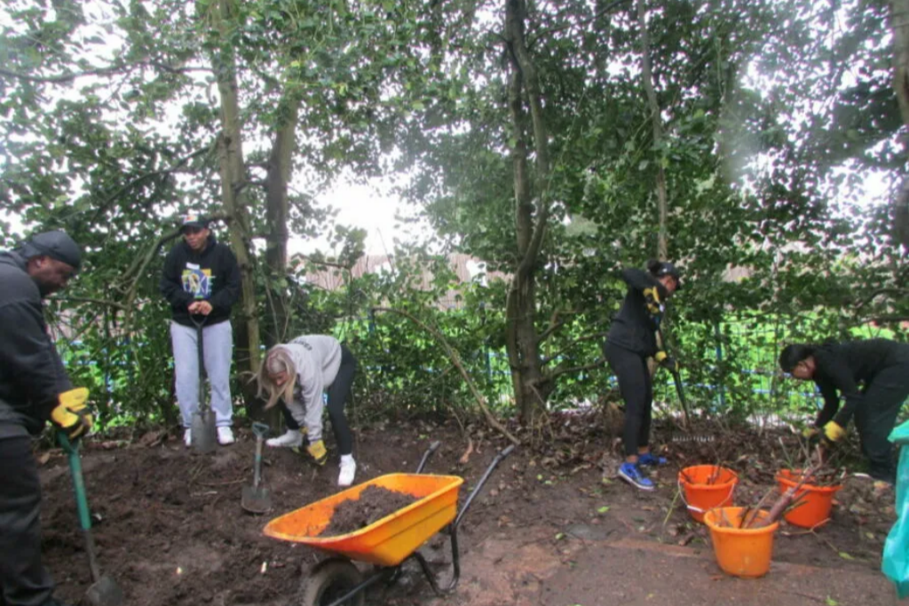 BLOG: Participating in a Groundwork Volunteer Day – helping each other, help out