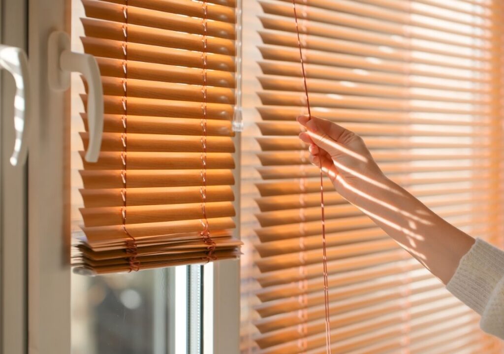 Closing blinds