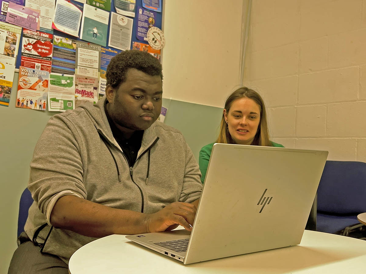 JB brushing upo his IT skills with Kate Spragg, the Roots To Wellbeing course mentor.