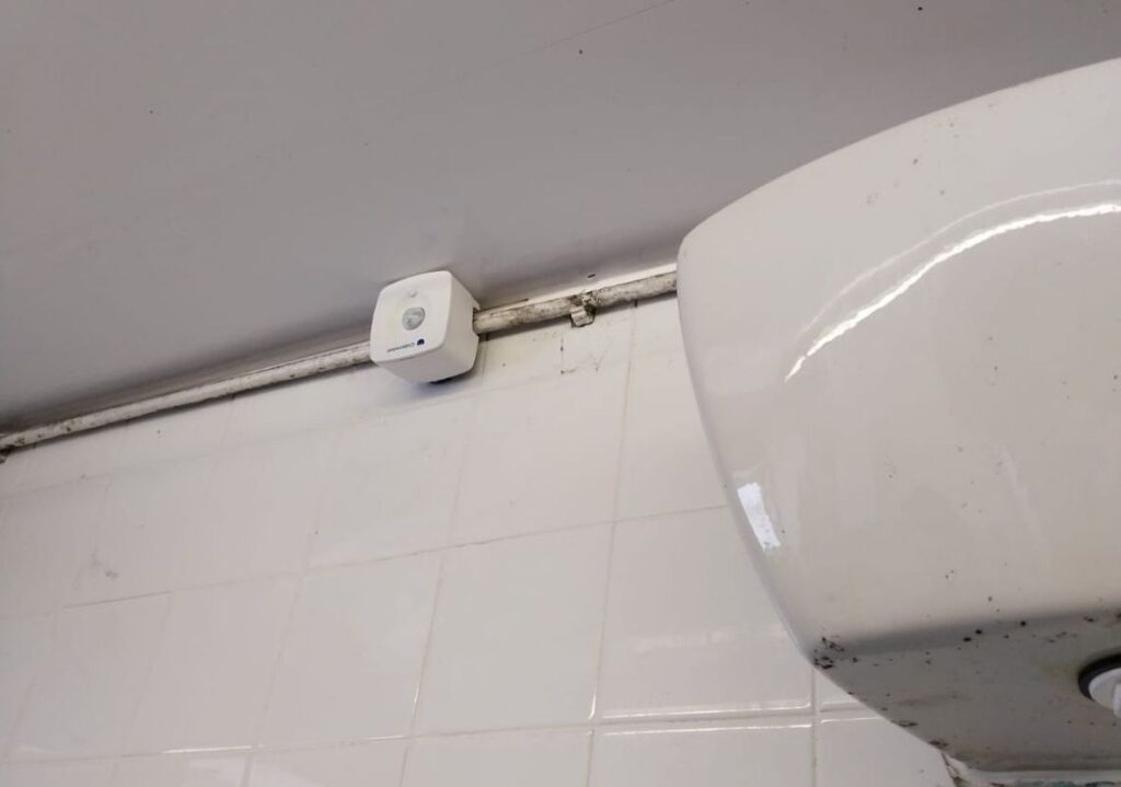 Water saving urinal device
