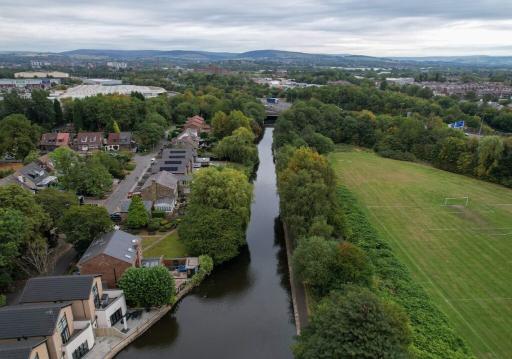 Overview of the canal and nearby grasslands